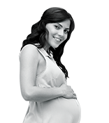 Mujer embarazada sonriente